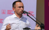 cu microfonul